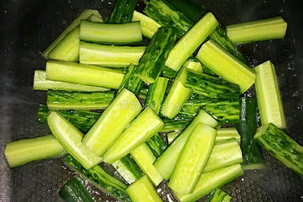 蚝油清炒黄瓜的做法图解3