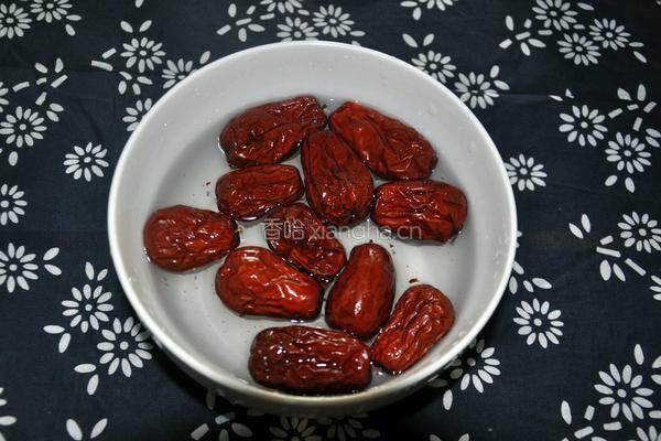 红枣蒸夹心糯米的做法图解1