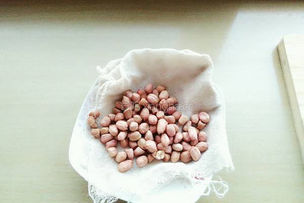 腐丁红皮果的做法图解1