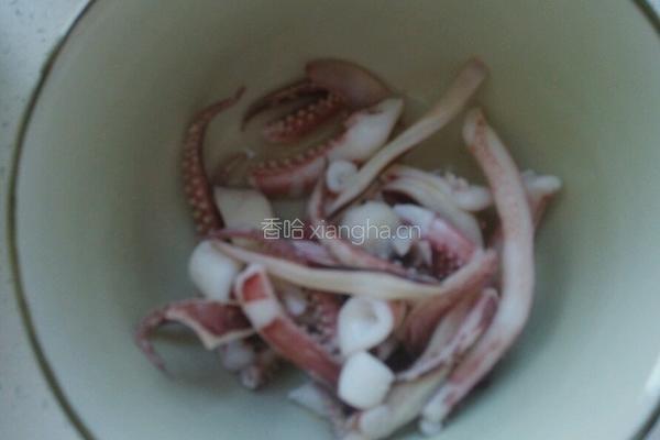凉拌黄瓜鱿鱼须的做法图解3