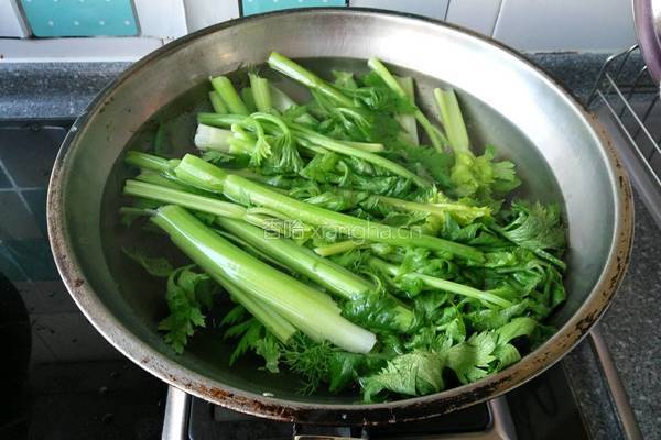 芹菜馅饺子的做法图解3