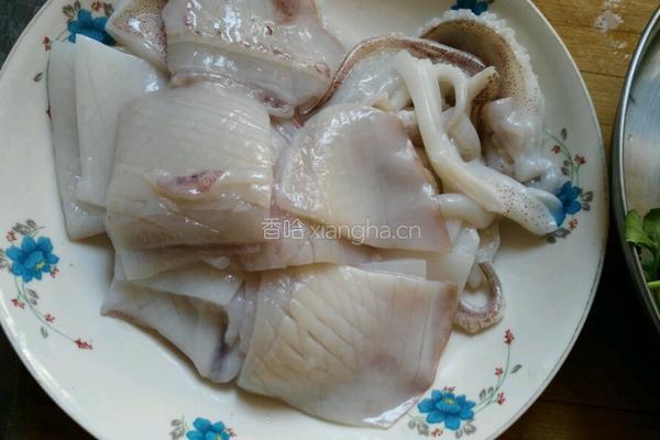香菜炒鱿鱼卷的做法图解1