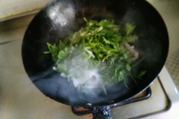 香菜炒鱿鱼卷的做法图解6