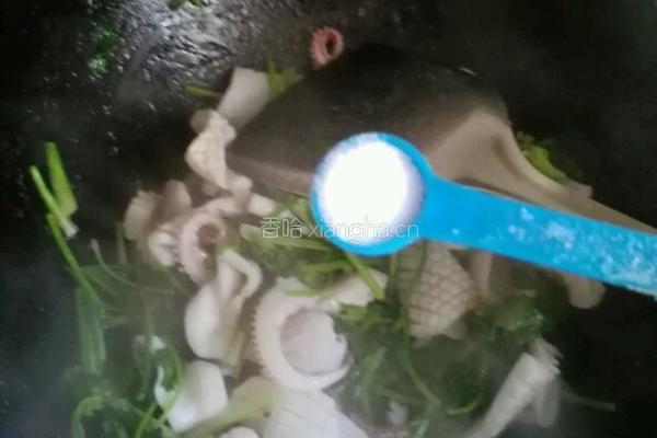 香菜炒鱿鱼卷的做法图解8