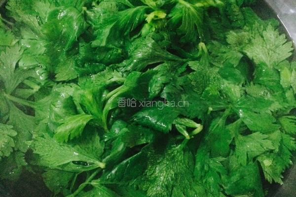 芹菜叶咸菜。的做法图解2