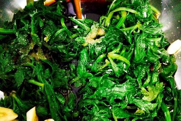 芹菜叶咸菜。的做法图解5