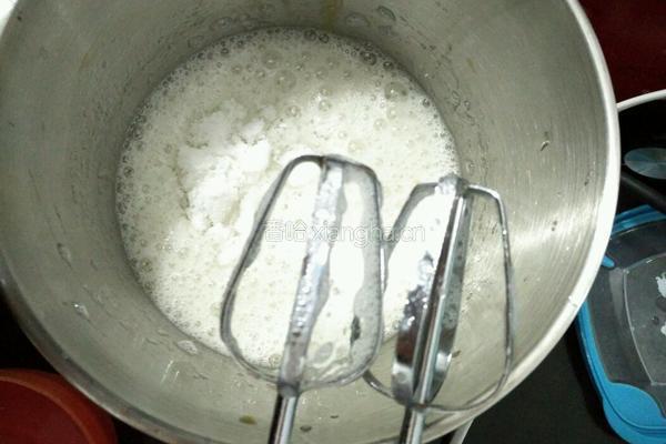 蛋白霜的打发过程的做法图解2