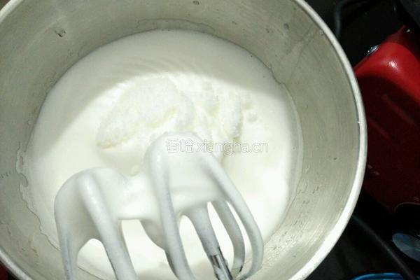 蛋白霜的打发过程的做法图解4