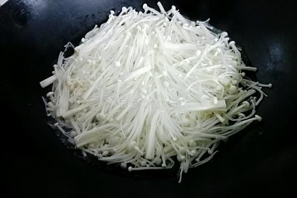 胡萝卜炒金针菇的做法图解3