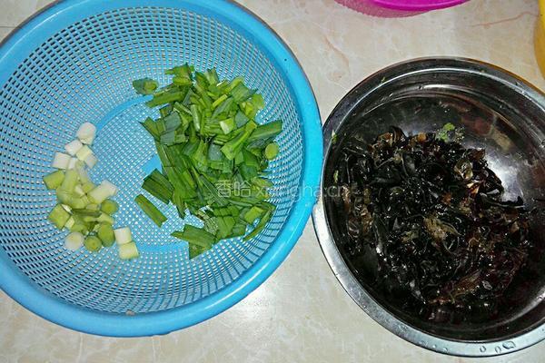 胡萝卜炒金针菇的做法图解2