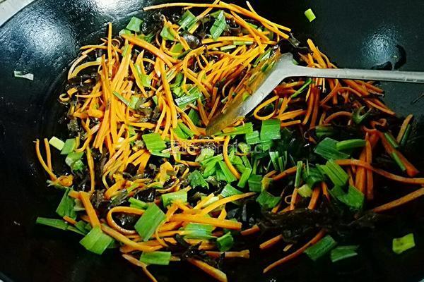 胡萝卜炒金针菇的做法图解7