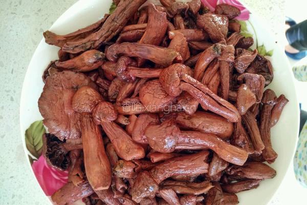 松蘑炒肉的做法图解2