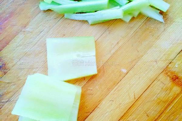 莴笋拌虾仁的做法图解2
