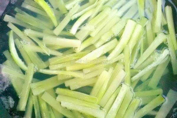 莴笋拌虾仁的做法图解3
