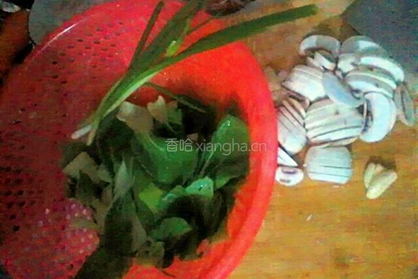 油菜炒香菇的做法图解1