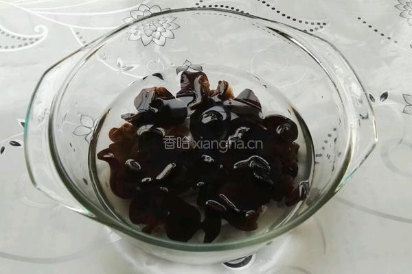 青椒木耳炒肉片的做法图解1