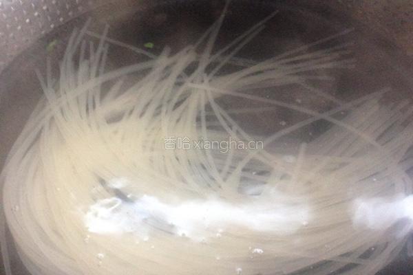 酸辣鸡丝米线的做法图解2