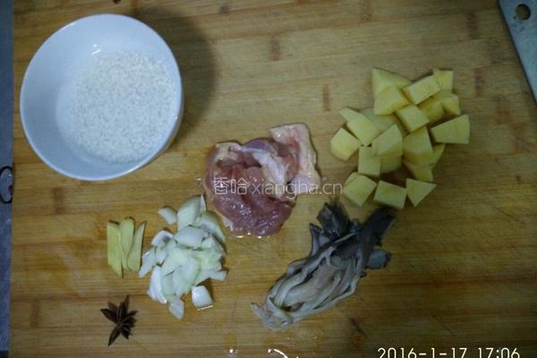 鸡肉鲜蘑土豆饭的做法图解1