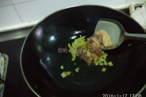 鸡肉鲜蘑土豆饭的做法图解3