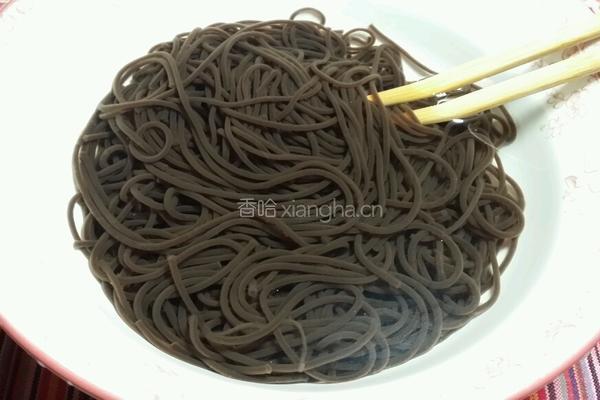凉拌蕨根粉的做法图解1