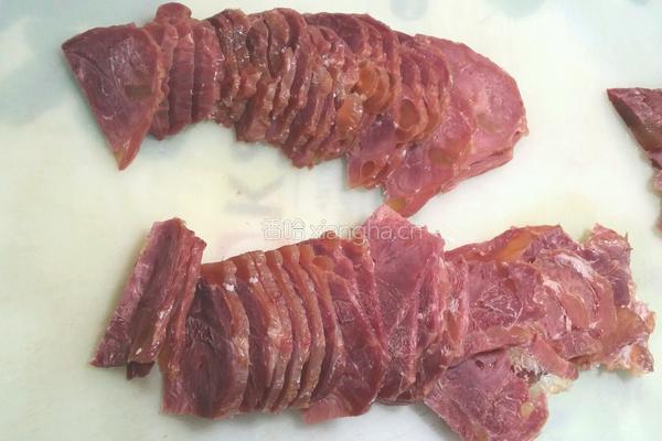 蒜苗拌牛肉的做法图解1