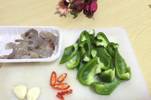 青椒爆虾球的做法图解2
