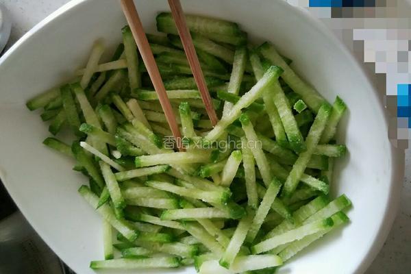 爽脆咸萝卜条（快手咸菜）的做法图解3