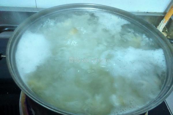 百合银耳大米粥的做法图解3
