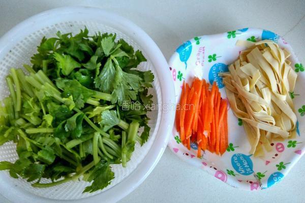 芹菜炒百叶的做法图解1