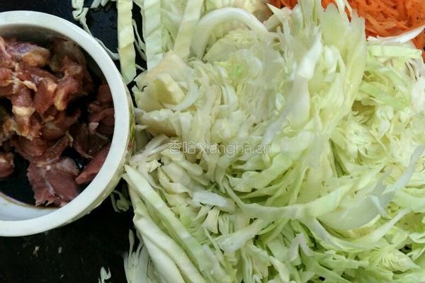 包菜胡萝卜炒瘦肉的做法图解2