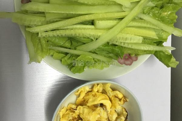 鸡蛋草莓三明治的做法图解1