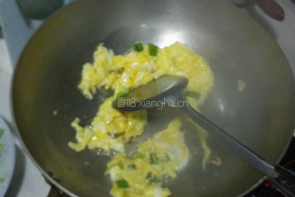 蘑菇炒蛋的做法图解2