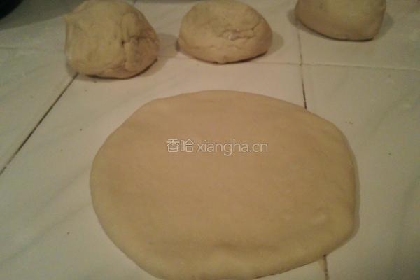 韭菜鸡蛋包子的做法图解3