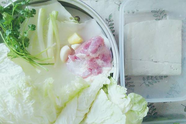 猪肉白菜炖豆腐的做法图解1