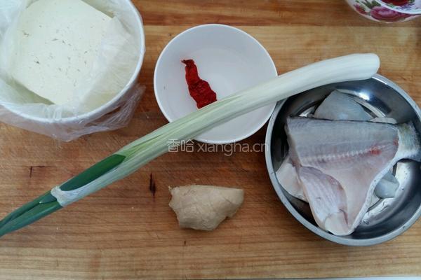 蒸鲳鱼北豆腐的做法图解1