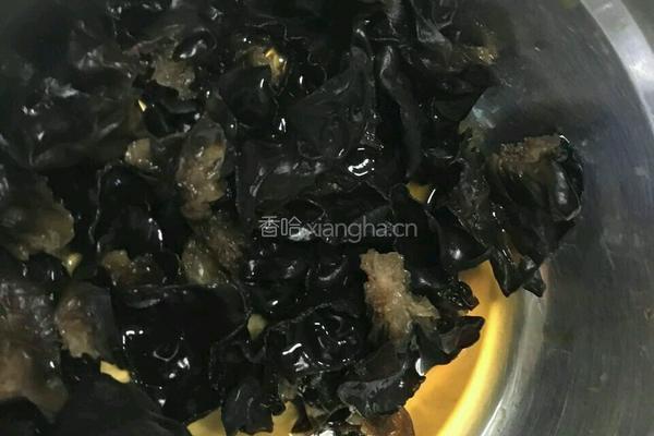 木耳酥肉蒸碗的做法图解1
