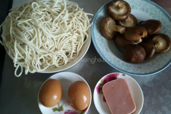 香菇火腿鸡蛋面的做法图解1