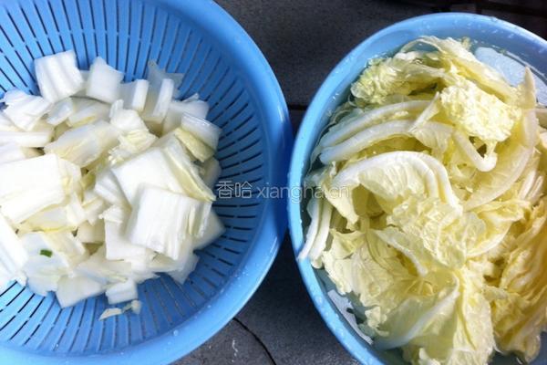 猪皮肉渣炒白菜的做法图解2