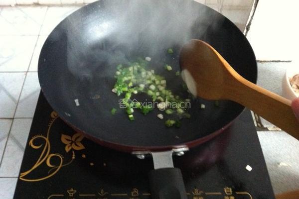 猪皮肉渣炒白菜的做法图解3