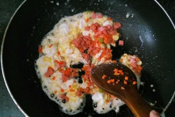 香肠炒饭的做法图解2
