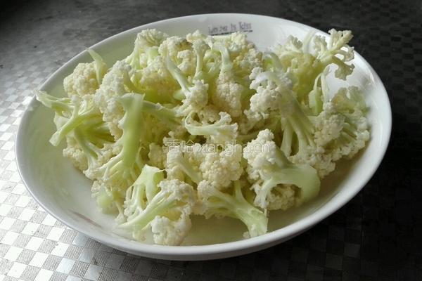 菜花炒肉的做法图解1