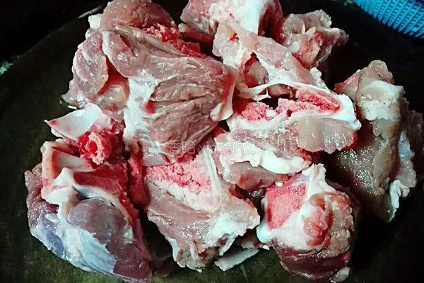 胡萝卜莲藕猪骨汤的做法图解2
