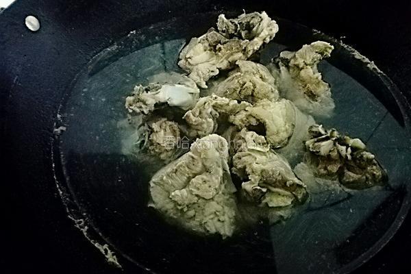 胡萝卜莲藕猪骨汤的做法图解3