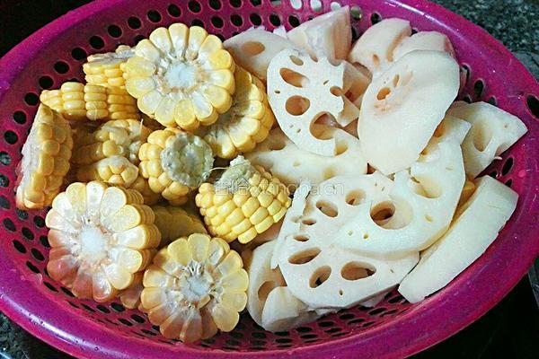 胡萝卜莲藕猪骨汤的做法图解4
