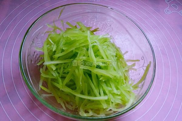 凉拌莴笋丝的做法图解2