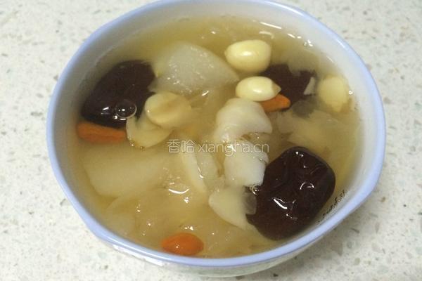 冰糖雪梨银耳红枣汤