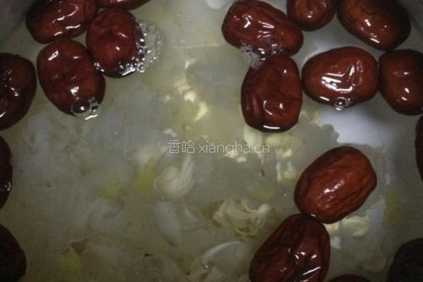 冰糖雪梨银耳红枣汤的做法图解2