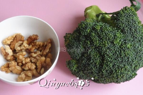 西兰花炒核桃仁的做法图解1