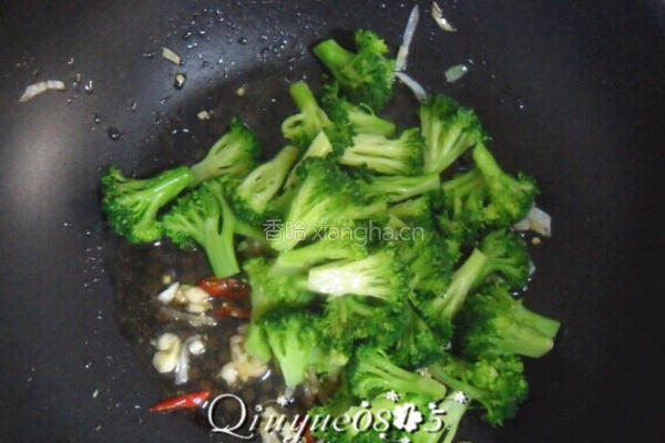 西兰花炒核桃仁的做法图解6