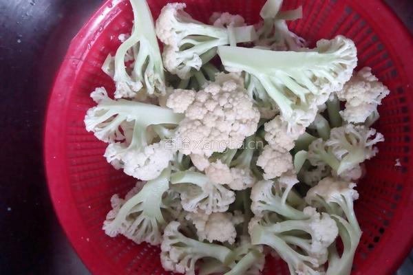 猪肉炒菜花的做法图解1